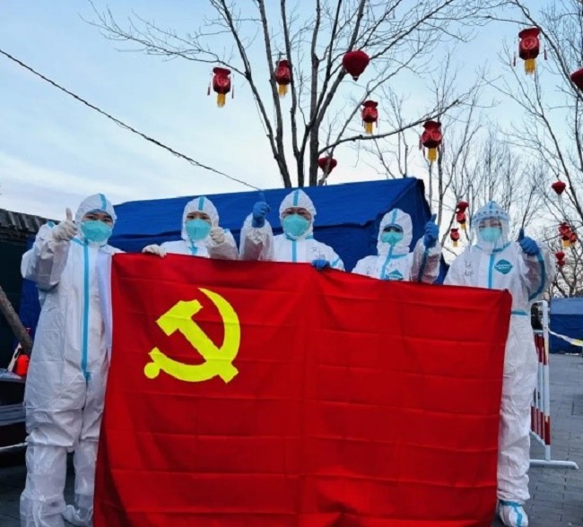 图为北京按摩医院党员医务人员参加社区核酸采集